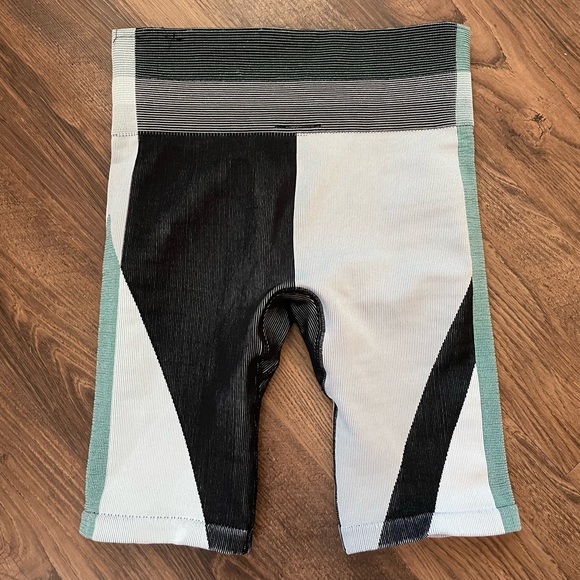 NIKE DRI FIT BIKER/CYCLING SHORTS - Picture 3 of 4